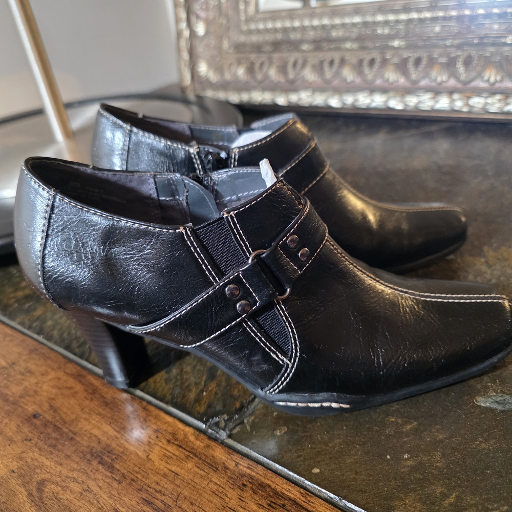 Aerosoles - "Fascination" Black Lo-Profile Heeled Ankle Boots. Sz 6M